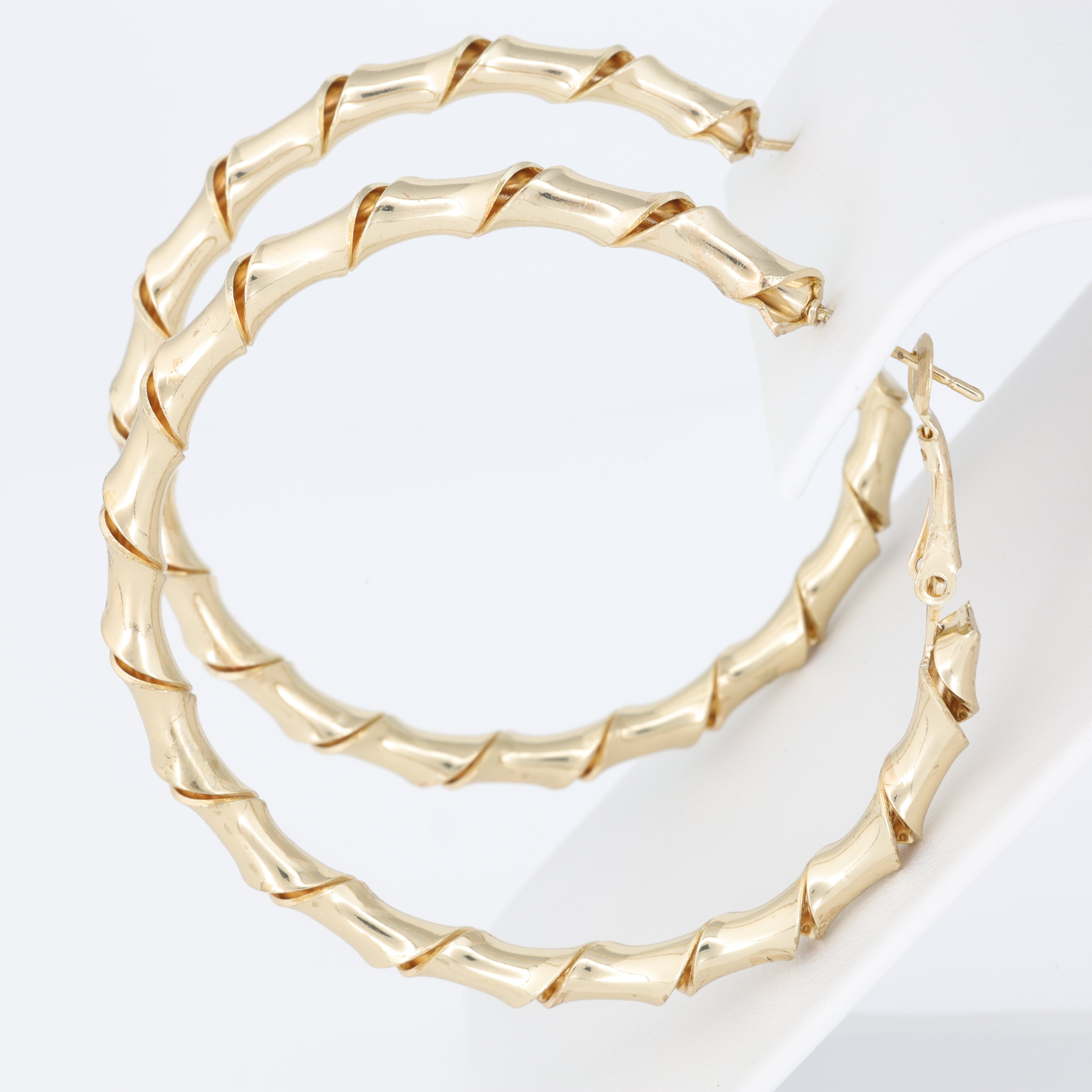 Plain Hoop Earring Twisted Like A Curl