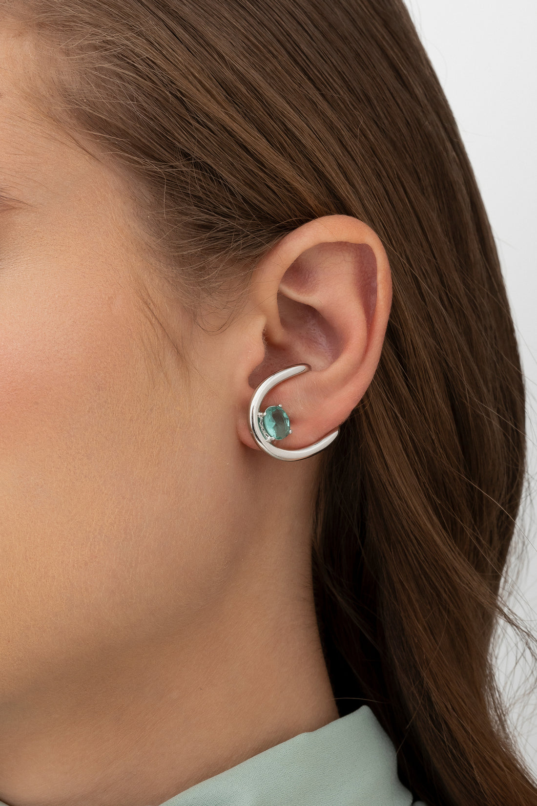 Modern earring with stone