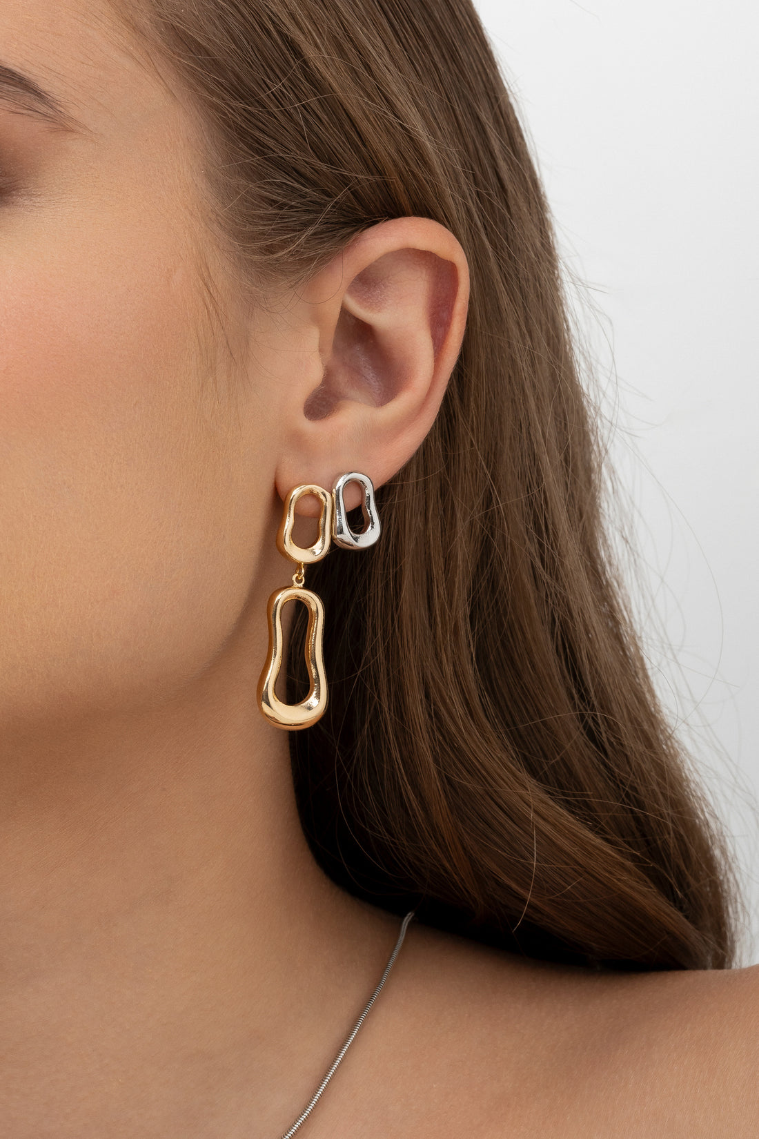 Earring with a twisted oval silhouette