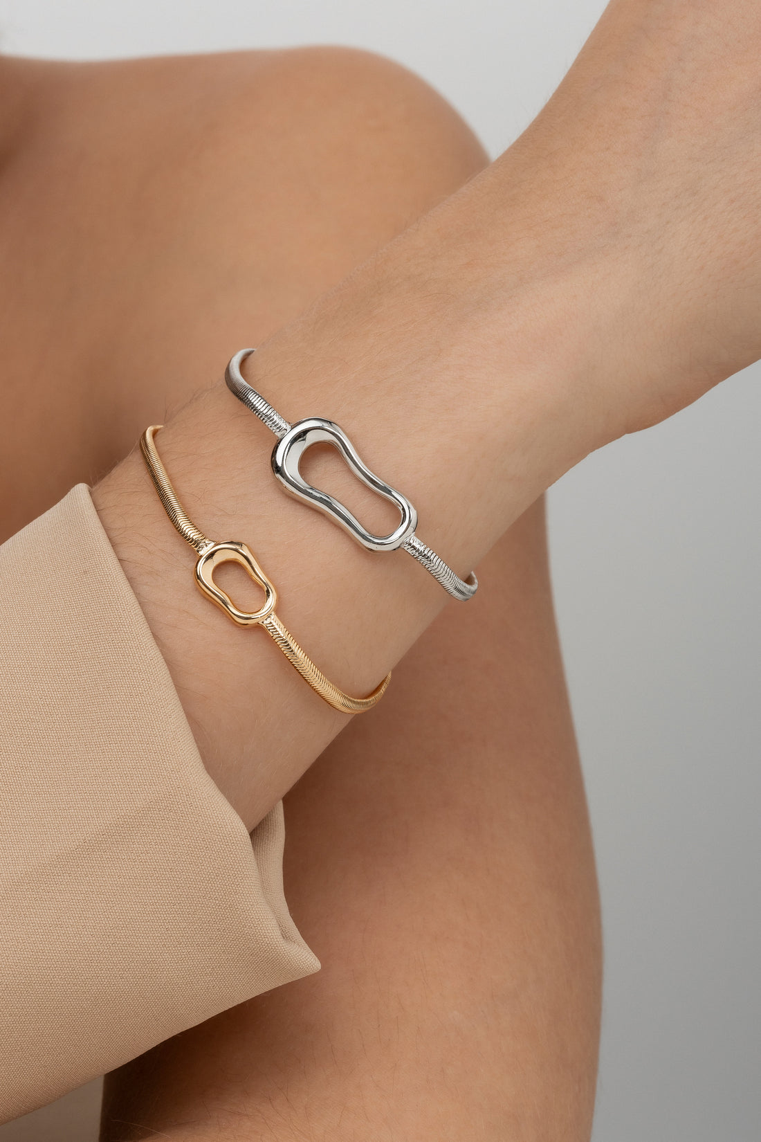 Bracelet with twisted oval silhouette pendant