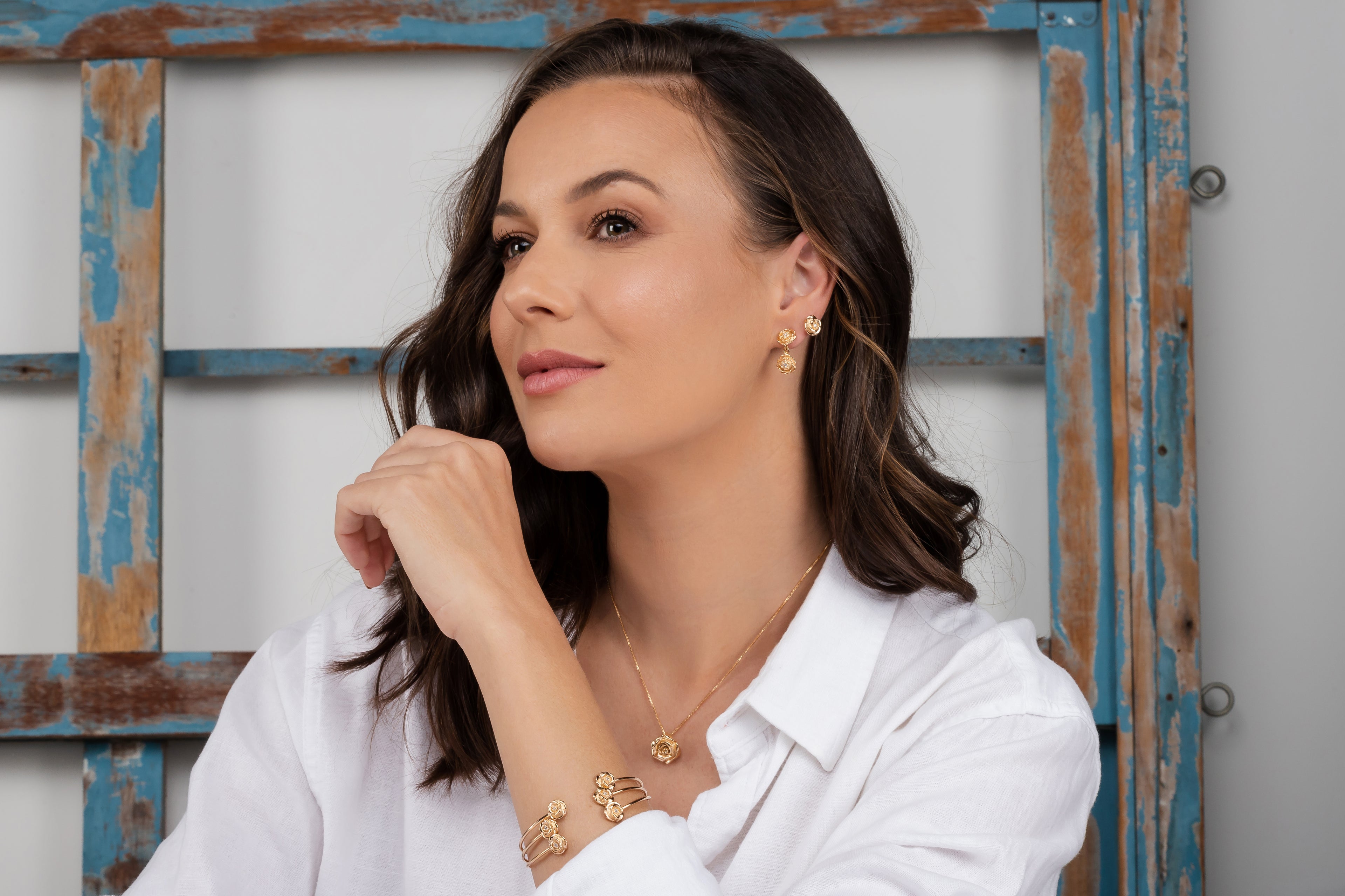 Necklace with rose pendant