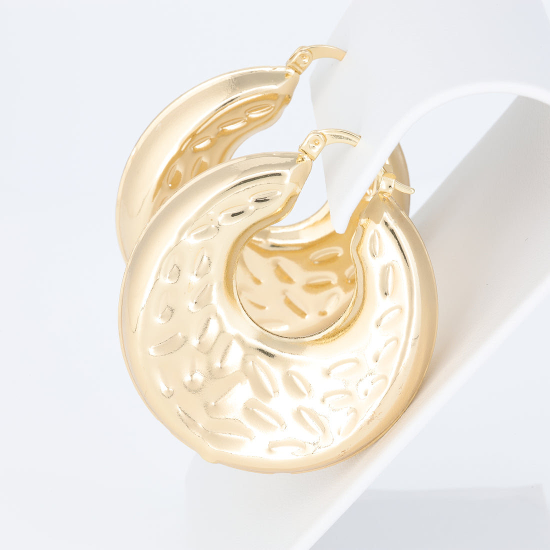 Hoop Earring With A Different Texture And Oval Designs