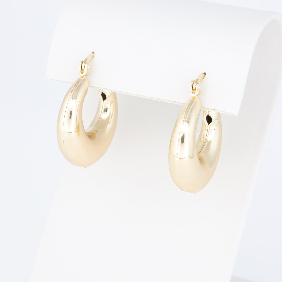 Plain Oval Hoop Earring That Thickens In The Middle