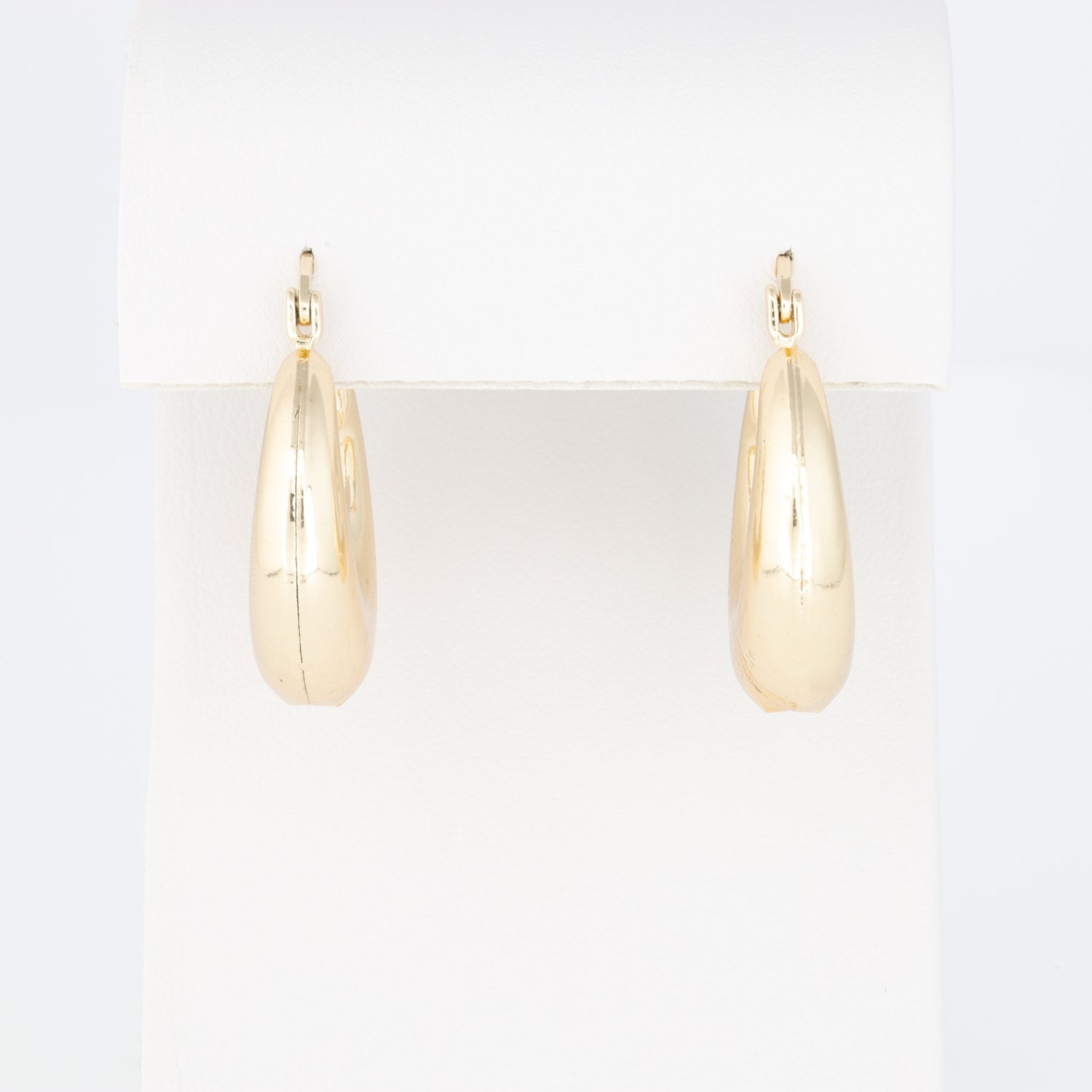 Plain Oval Hoop Earring That Thickens In The Middle