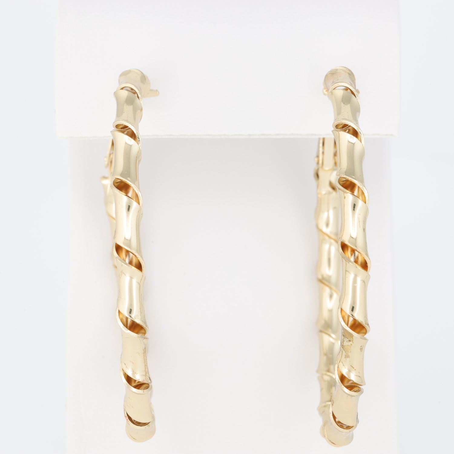 Plain Hoop Earring Twisted Like A Curl