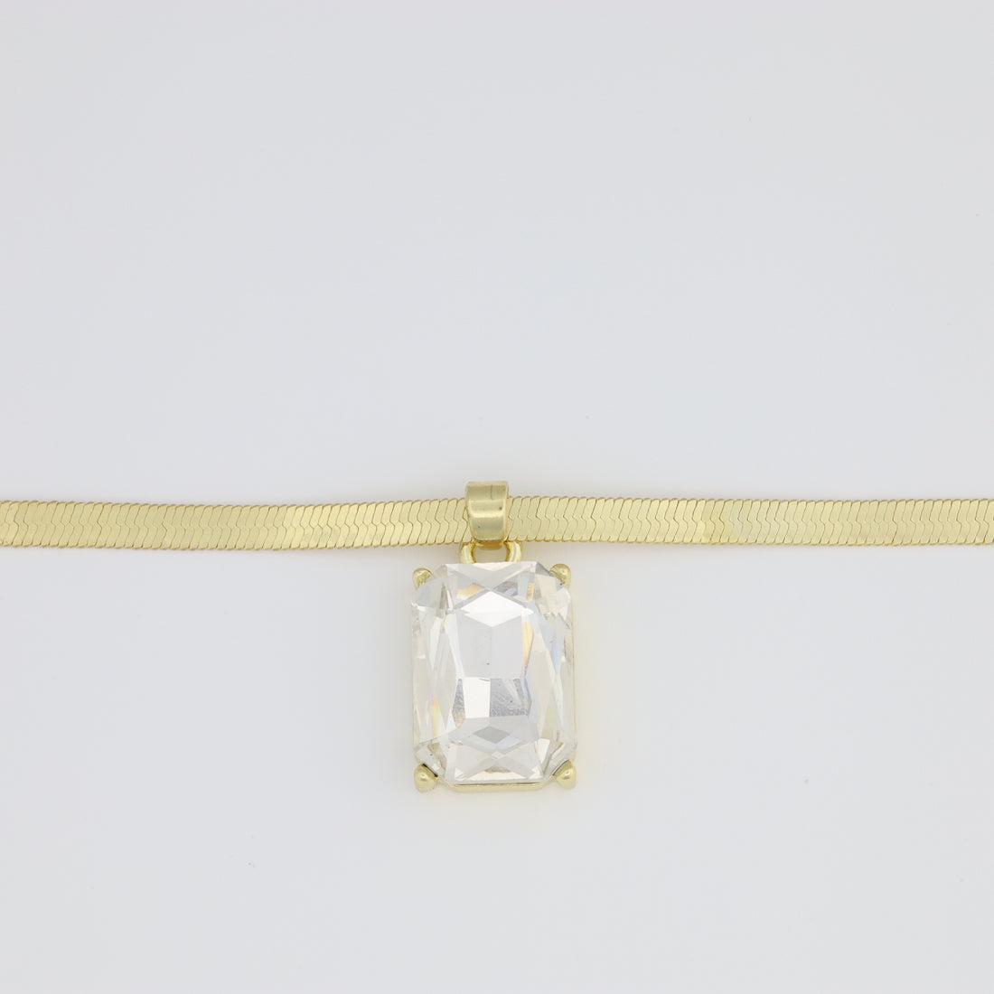 Necklace With Herringbone Link And White