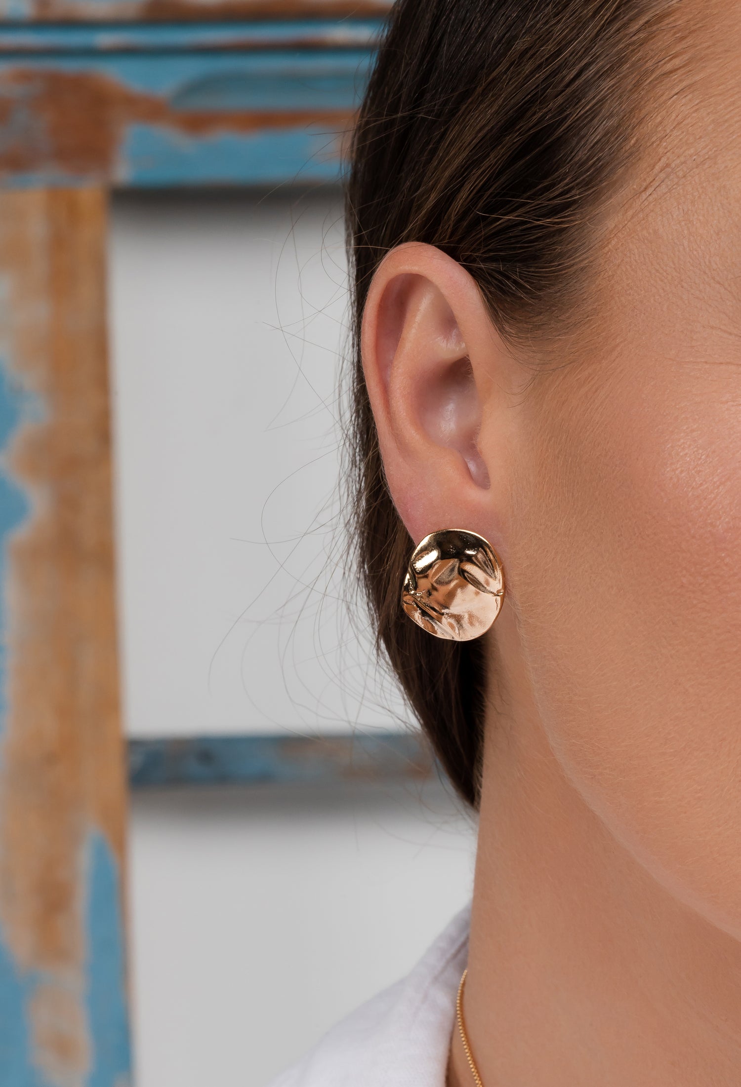Round earring with relief