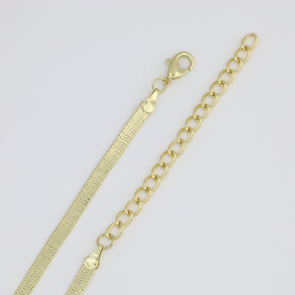Necklace With Herringbone Link And White